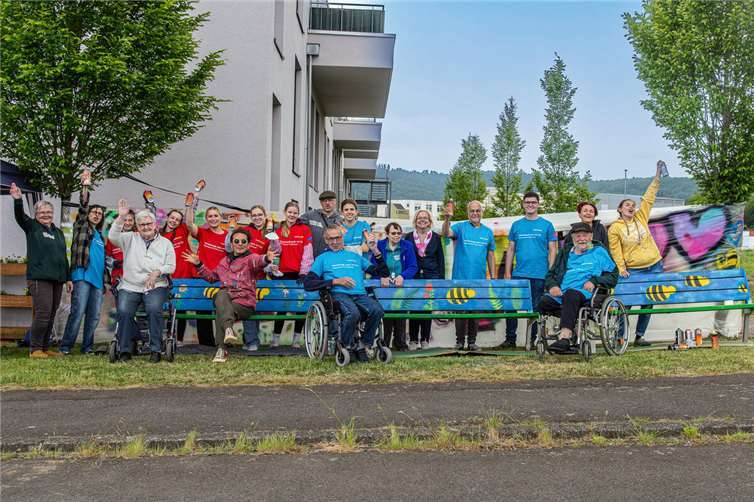 Gemeinsam mit dem Team der JUKUSCH schufen sie ein einmaliges generationsübergreifendes Kunstwerk.