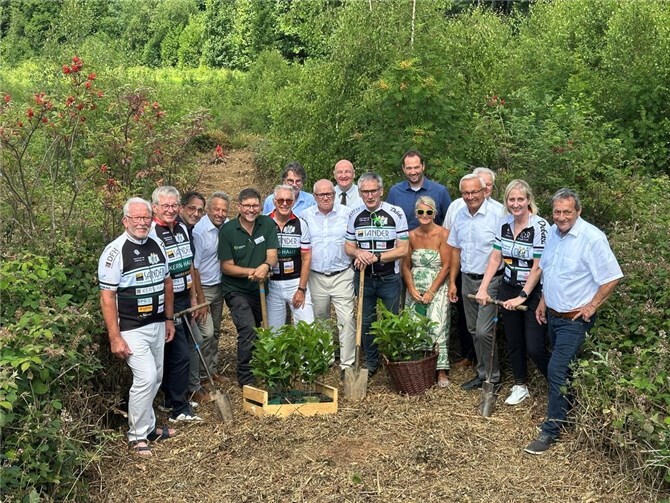 Gemeinsam mit dem Vor-Tour-Ehrenvorsitzenden Jürgen Grünwald, Vorstand Hans-Josef Brach und Botschafter Hendrik Hering, weiteren Kümmerern und Vertretern der Forstwirtschaft sowie den Landräte-Kollegen Achim Schwickert und Peter Enders, Dierdorfs Bürgermeister Manuel Seiler, dem Bürgermeister der Verbandsgemeinde Rengsdorf-Waldbreitbach, Hans-Werner Breithausen, und „Wir-Westerwälder Vorständin Sandra Köster legte Landrat Achim Hallerbach Hand an bei der Anpflanzung junger Kastanienbäume zugunsten krebskranker und bedürftiger Kinder.  Foto: Thomas Herschbach