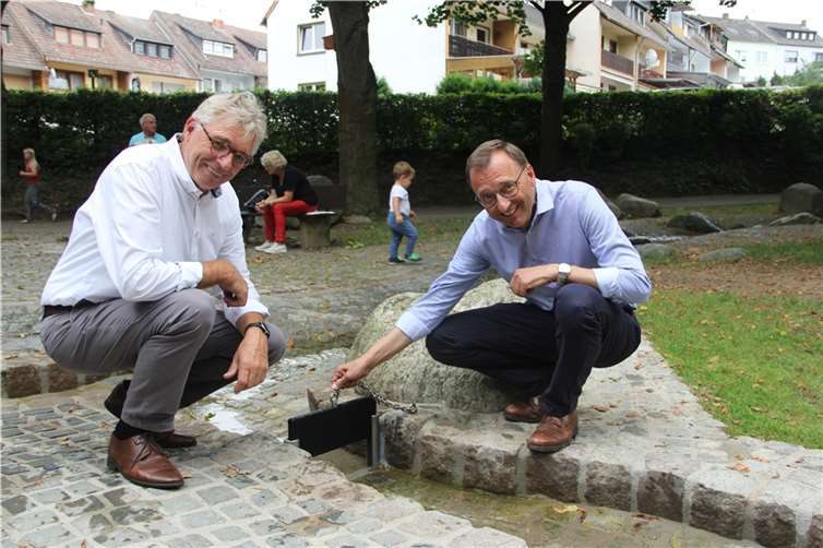 Gemeinsam mit dem Vorsitzenden des CDU-Ortsverbandes, Bernd Bruckner, hat Josef Oster den gerade fertiggestellten Wasserspielplatz in der Hoorweiher-Straße inspiziert.