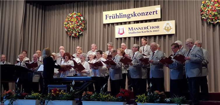 Gemeinsam mit dem gastgebenden Männerchor trug dieSopranistin Paula Andrei-Sauerborn das „Vilja Lied“ von Franz Lehár vor. Fotos: KH