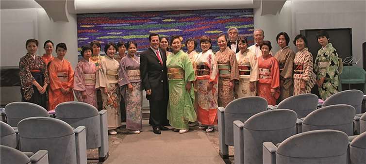 Gemeinsam mit dem japanischen „Ensemble Florire“ singen die Dernbacher Sänger die „Ode an die Freude“. privat