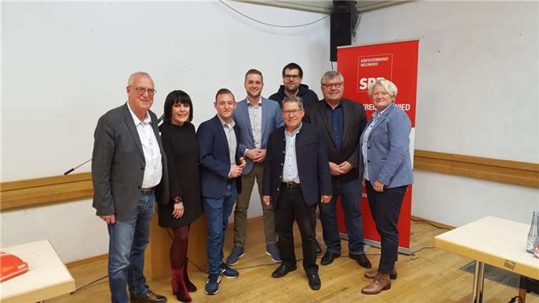 „Gemeinsam mit dem langjährigen Vorsitzenden Fredi Winter versammelten sich die Mitglieder des neuen geschäftsführenden Kreisvorstandes nach der Sitzung, v.l. Fredi Winter, Petra Jonas, Janick Helmut Schmitz, Martin Diedenhofen, Klaus Winter, Florian Kluwig, Michael Mahlert und Birgit Haas.“ Foto: privat