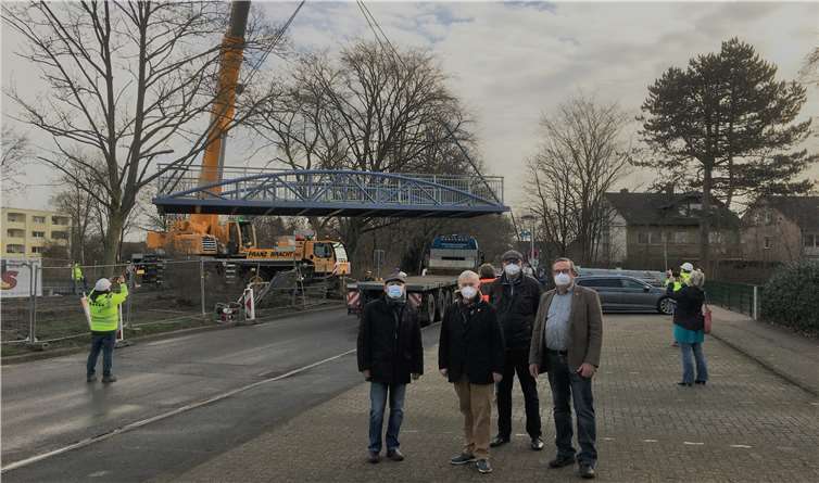 Gemeinsam mit dem stellvertretenden Bürgermeister Manfred Wiedemann verfolgten Stadtbürgermeister Gerhard Hausen und Partnerschaftsbeauftragter Engelbert Wallek das Einschwenken der Brücke. Fotos: privat
