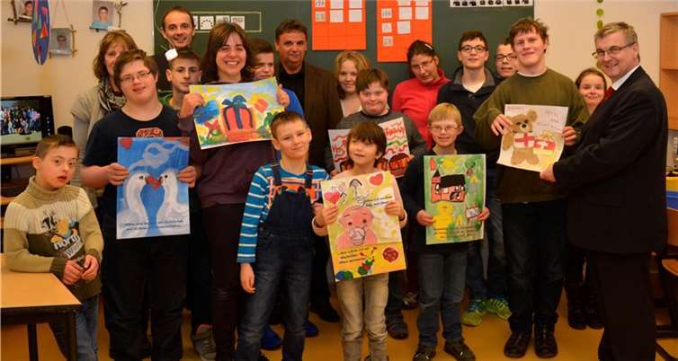 Gemeinsam mit dem Kinderbuchautor Stefan Gemmel gestalteten die geistig behinderten Schülern der Förderschule des Niederfeller Herz-Jesu-Haus Kühr die Grußkarten für Landrat Dr. Alexander Saftig. Foto: privat