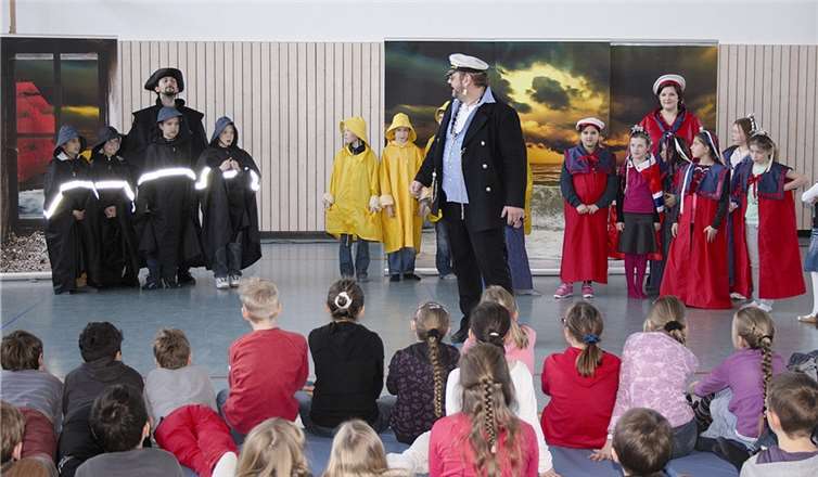 Gemeinsam mit den Akteuren der Kinderoper Papageno aus Wien standen 32 Grundschüler auf der Bühne. privat