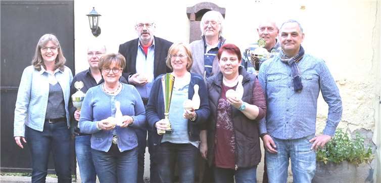 Gemeinsam mit den Ausrichtern präsentierten die Gewinner im Damen- und Herreneinzel ihre Siegerpokale.StF