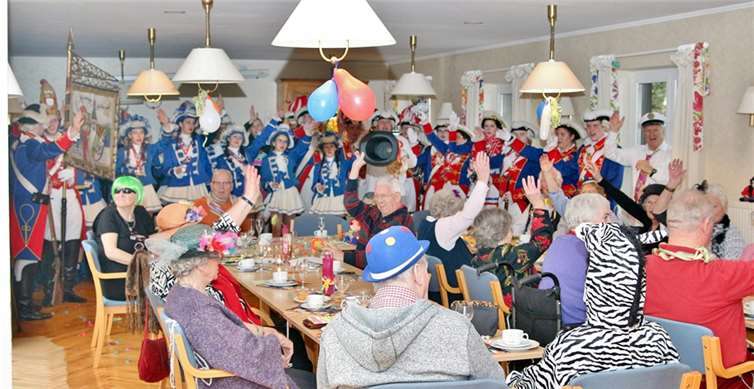 Gemeinsam mit den Bad Breisiger Narren brachten die Bewohner die Wände zum Beben. Thorsten Truetgen