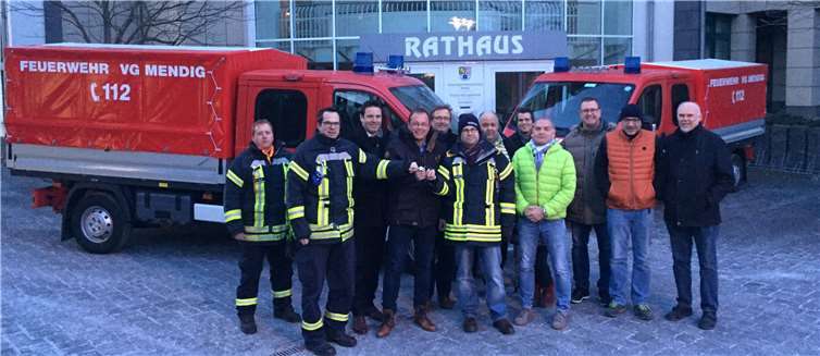 Gemeinsam mit den Beigeordneten der Verbandsgemeinde Mendig und den Fraktionssprechern des Verbandsgemeinderates Mendig überreichte Bürgermeister Jörg Lempertz Wehrleiter Stephan Schüller symbolisch die Schlüssel für die neuen Fahrzeuge.VG Mendig