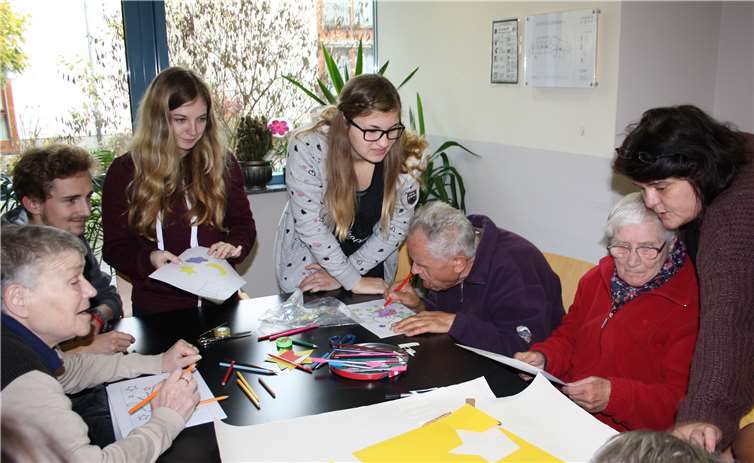 Gemeinsam mit den Bewohnern malten und bastelten die Schüler. Privat