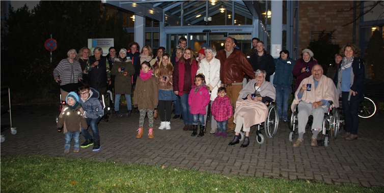 Gemeinsam mit den Bewohnern schmückten die Kinder die Tannenbäume der Außenanlage.privat