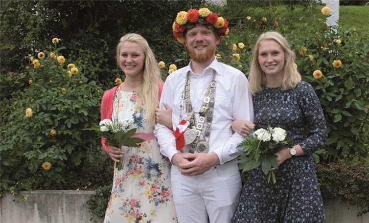 Gemeinsam mit den Ehrendamen Greta und Eva Plath (v.re.) ließ sich Schützenkönig Aaron Lang beim Königsball zum Abschluss der diesjährigen Kirmes feiern.