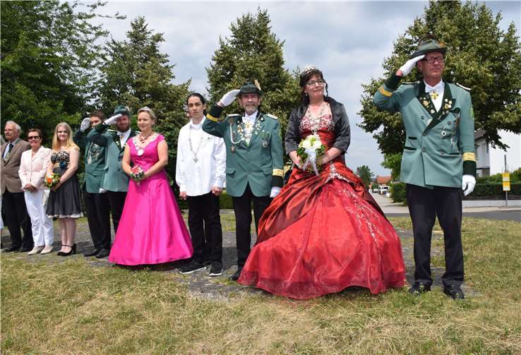 Gemeinsam mit den Ehrengästen nahm das Königspaar die Parade ab.