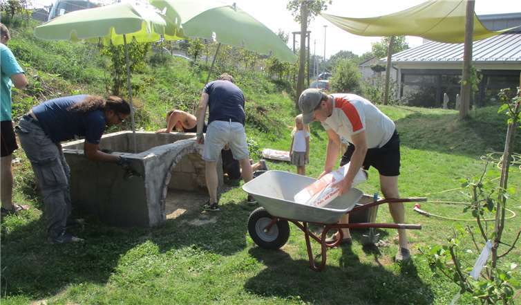 Gemeinsam mit den Eltern wurde eine Lehmbackofen gebaut, in dem Brot, Pizza und Bratäpfel gemacht werden.