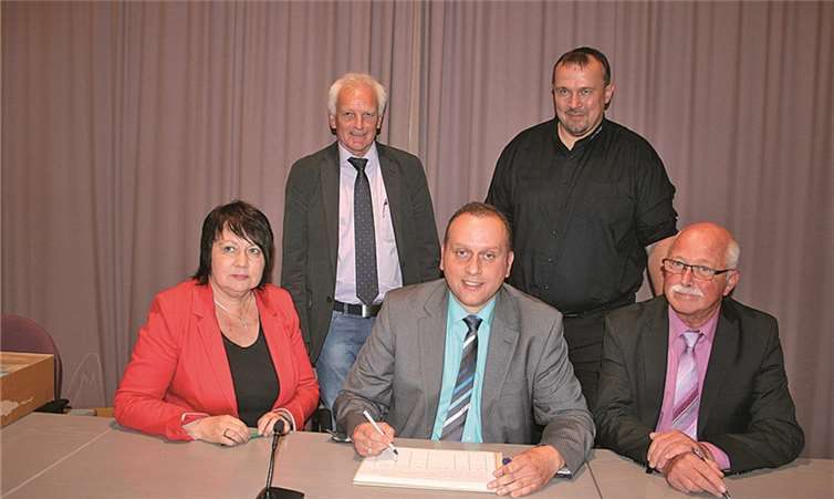 Gemeinsam mit den Fraktionssprechern der CDU und FWG unterzeichnete Bürgermeister Bell mit den Beigeordneten Richard Keuler und Elisabeth Dahr die Unterschriftenliste zum Erhalt der Unteren Bauaufsicht bei der Verbandsgemeinde Brohltal. WER