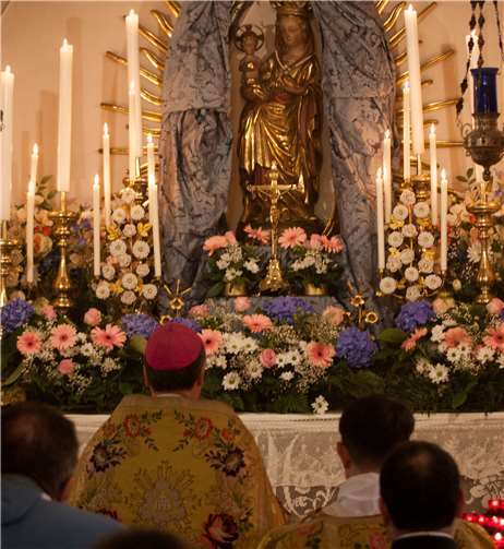 Gemeinsam mit den Gläubigen hielt Bischof Ackermann im Gebet inne.