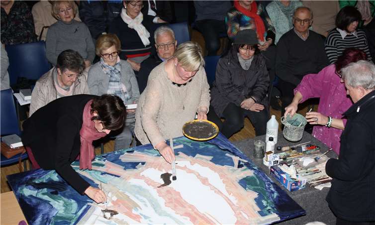 Gemeinsam mit den Gottesdienstbesuchern wurde mit Asche ein herzförmiges Bild gestaltet. privat