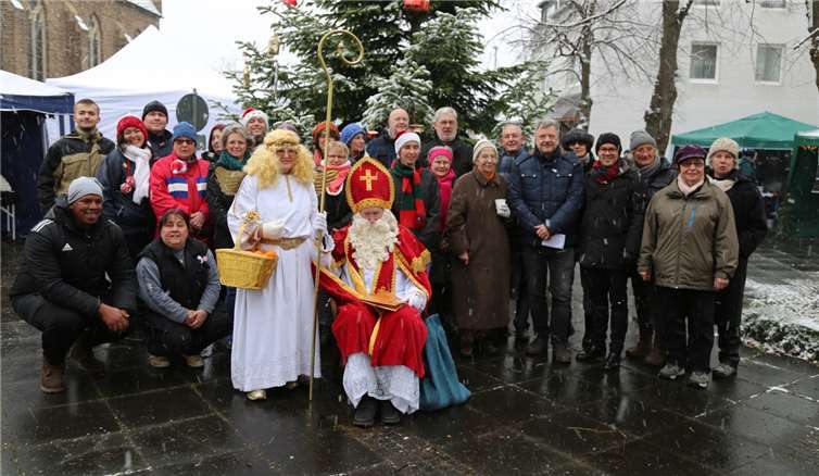Gemeinsam mit den Honoratioren des Ortes versammelten sich die Standbetreiberunter dem Weihnachtsbaum mit dem Nikolaus und seinem Engel. Fotos: StF