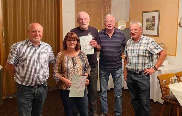 Gemeinsam mit den Jubilaren: :2. Vorsitzender Patrick Weißenfels, Eva Ziebarth, Rudolf Kraemer, 1. Vorsitzender Widolt Oster und Geschäftsführer Thomas Schwerter (v. li.).Foto: Andreas Schwerter