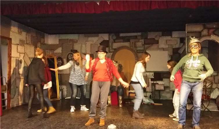 Gemeinsam mit den Jugendgruppe „tik-kids“ wird fleißig für das neue Musical rund um den tollpatschigen Helden geprobt.privat