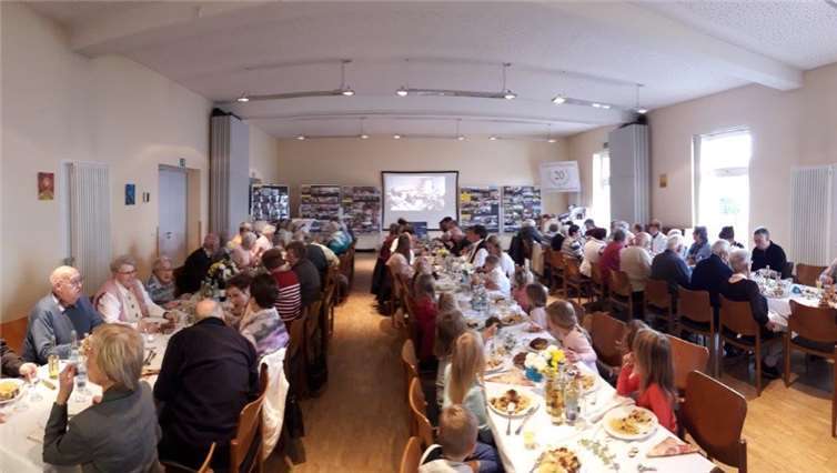 Gemeinsam mit den Kindergartenkindern freuten sich die Senioren über duftenden Döppekooche. Foto: privat