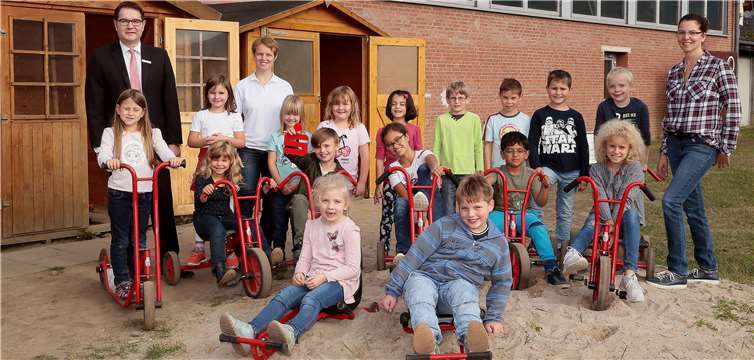 Gemeinsam mit den Kindern der Nachmittagsbetreuung nahmen Alexandra Jünger-Leif, Vorsitzende des Fördervereins der Grundschule (rechts) und die Schulleiterin Ruth Hilger (3. v. l.) die neuen Fahrzeuge von Wolfgang Kaspers (links) entgegen. Werner Dreschers
