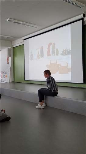 Gemeinsam mit den Kindern wurde die Geschichte vom Rabenmädchen Rosa erzählt.