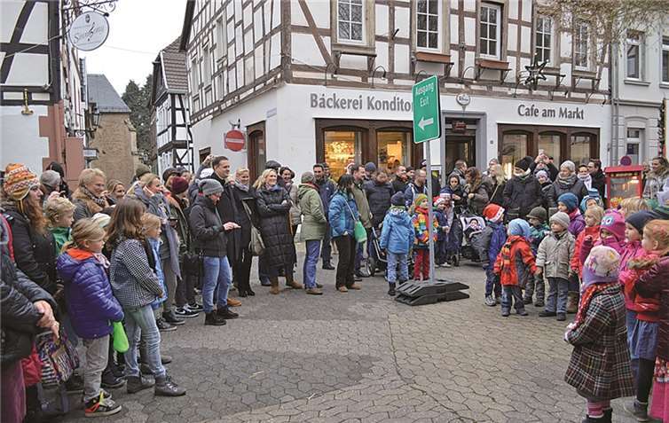 Gemeinsam mit den Kindern wurden in Oberwinter Weihnachtslieder gesungen. AB