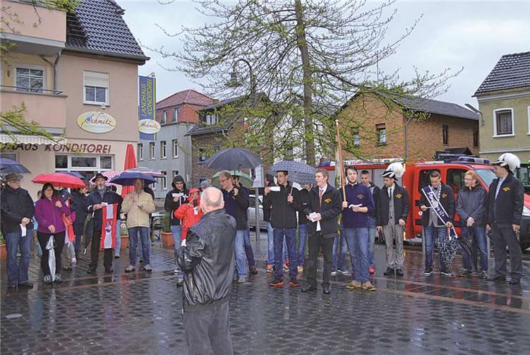 Gemeinsam mit den Kripper Ortsvereinen und den Mitbürgerinnen und Mitbürgern sowie Gästen aus den umliegenden Ortschaften hießen sie den Wonnemonat Mai herzlich willkommen. AB