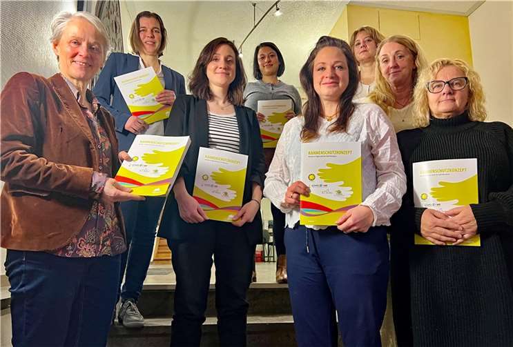 Gemeinsam mit den Leitungen der Kindertagesstätten Himmelfeld, Peterstor, Sonnenschein und Löwenzahn stellten Stadtbürgermeisterin Gabi Wieland (links) sowie Christiane Becker (2. von links) und Isabella Reichert (4. von links) von der Verbandsgemeindeverwaltung das neue Rahmenschutzkonzept der Kitas in Trägerschaft der Stadt Montabaur vor.  Foto: VG Montabaur/Holger Pöritzsch