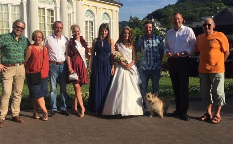 Gemeinsam mit den Majestäten (v.l.n.r) Frank Hochegger, Carola und Bernd Geppert, Rosenkönigin Valeska Idler, Pagin Lorena Werner, Marktkönigin Jessica Meuer, OV-Vorsitzender Oliver Krügel mit Hund Barney, VG-Bürgermeister Josef Oster und Jörg Strack. Es fehlen Günter Wittler und Regine Canz, die ebenfalls dabei waren..