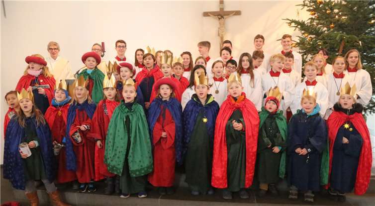 Gemeinsam mit den Messdienern sowie Diakon Michael Lux und Pfarrer Dr. Reinhold Malcherek präsentierten sich die Sternsinger in Merl. Foto: -StF-
