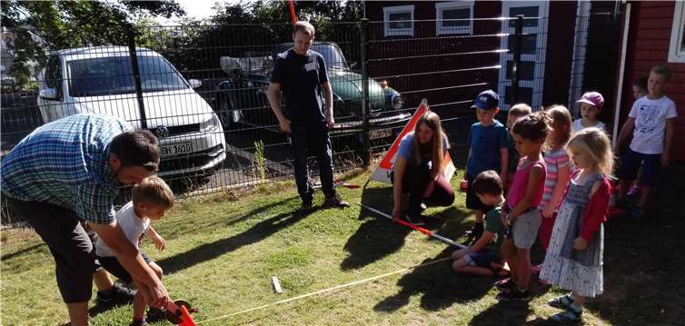 Gemeinsam mit den Mitarbeitern des Katasteramts durften die Kinder die verschiedensten Dinge vermessen. Privat