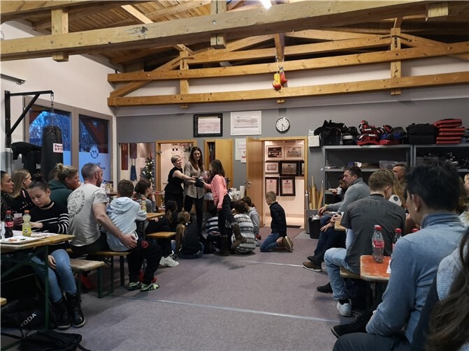 Gemeinsam mit den Mitgliedern jeden Alters wurde das Jahr 2023 in vorweihnachtlicher Atmosphäre betrachtet.