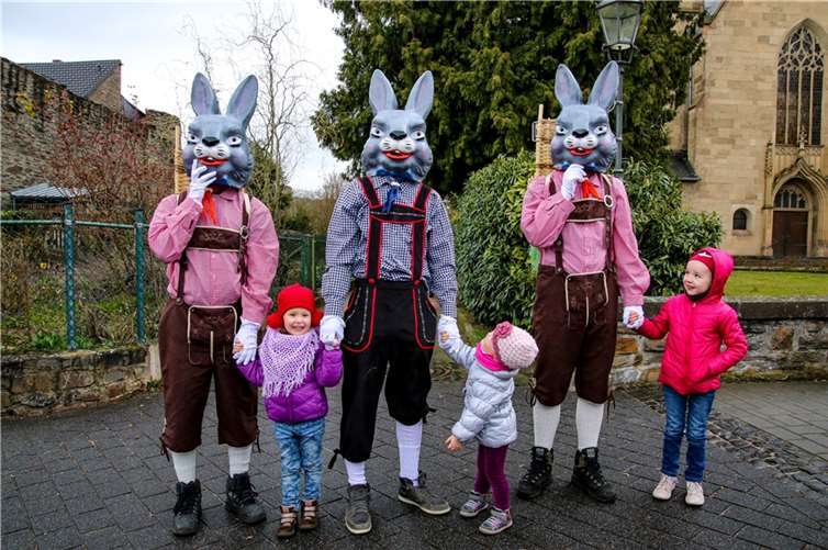 Gemeinsam mit den Osterhasen zogen die Kinder von der Pfarrkirche St. Theresia zum Alten Rathaus. EP