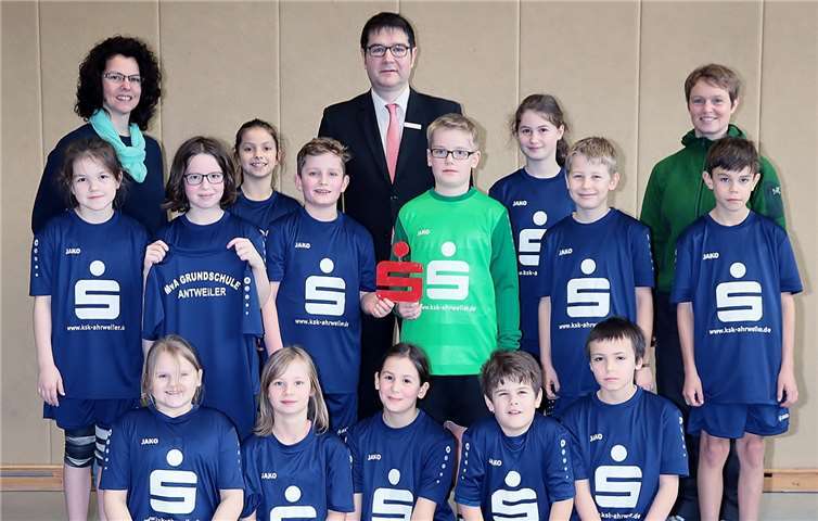 Gemeinsam mit den Schülern der Fußballmannschaft nahm Alexandra Jünger-Leif (l.), Vorsitzende des Fördervereins der Grundschule, und die Schulleiterin Ruth Hilger (r.) die neuen Triktos von Wolfgang Kasper (Mitte), KSK, entgegen.Werner Dreschers