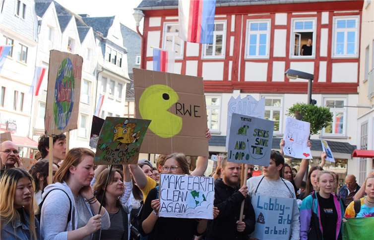 Gemeinsam mit den Schülern von Fridays for Future marschierte man durch Montabaur in Richtung des Alten Rathauses.
