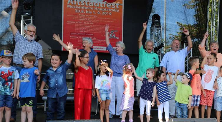 Gemeinsam mit den Singpaten eröffneten die Kinder der KiTa Villa Regenbogen den 11. Seniorentag.Fotos: StF