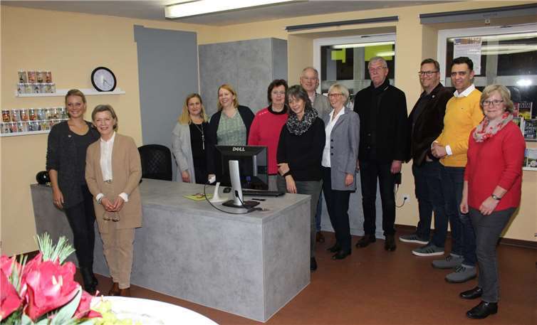 Gemeinsam mit den Sponsoren freute sich das Bücherausleiheteam der Pfarrbücherei über das neue Mobiliar.