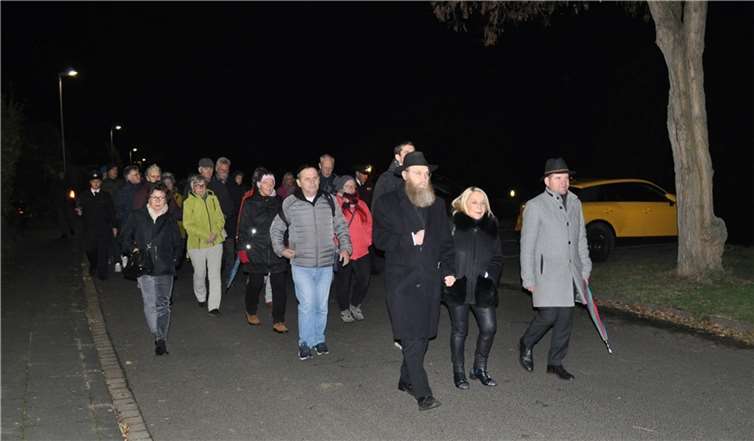 Gemeinsam mit den Teilnehmenden des Schweigemarsches schreiten Oleg Holoborodski, Dr. Margret Traub und Bürgermeister Holger Jung (vorne von links) zum Jüdischen Friedhof. Foto: Stadt Meckenheim