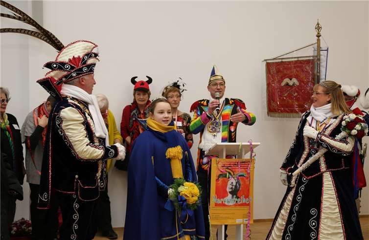 Gemeinsam mit den Tollitäten eröffnete Bürgermeister Bert Spillesdie Vernissage „Narrenfreiheit“ im Ratssaal der Stadt Meckenheim.