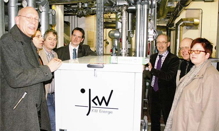 Gemeinsam mit den Vertretern von K&L (Ersteller des Energiespar- und Klimaschutzkonzeptes), Friedhelm Stappenbeck und Stefan Rajcsanyi sowie den Vertretern der bauausführenden Firma Löser und Anspach, Jens und Anke Löser, nahmen Bürgermeister Georg Hollmann, Erster Beigeordneter Przybylla und Frank Polcher von der Hochbauabteilung der Verbandsgemeindeverwaltung das neue Blockheizkraftwerk in Betrieb.  privat