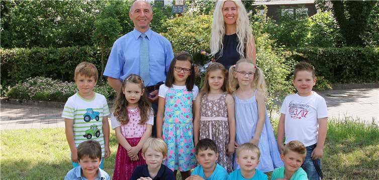 Gemeinsam mit den angehenden Schulkindern gratulierte Ortsbürgermeister Rudi Zenz der Kindergartenleiterin Frau Bettina Winkler zum 25-jährigen Dienstjubiläum. privat