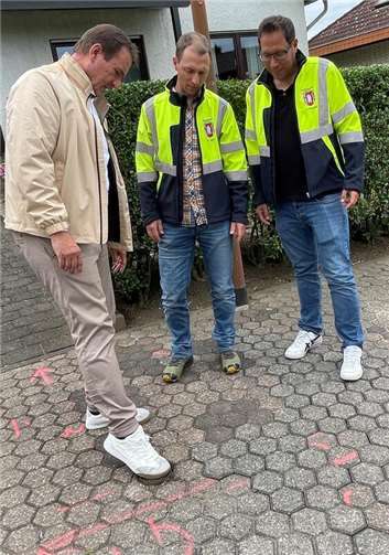 Gemeinsam mit den beiden für Tiefbau zuständigen Ingenieuren Joachim Freund und Reinhold Jeck machte sich VG-Bürgermeister Thomas Przybylla vor Ort ein Bild von der aktuellen Situation. Foto: VG Weißenthurm / Katharina Demleitner