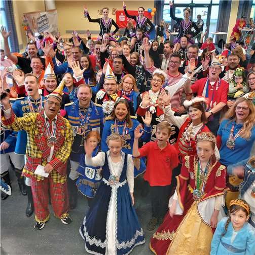 Gemeinsam mit den dem Festausschuss angeschlossenen Vereineneröffneten BM Peter Jung und das FA Präsidium die Session 2023/2024.  Fotos: FF