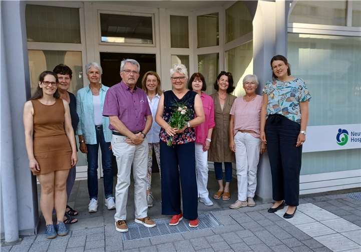 Gemeinsam mit den ehrenamtlichen Trauerbegleiterinnen hieß der Vorsitzende des Neuwieder Hospizvereins, Hans-Peter Knossalla, die Kinder-, Jugend- und Familientrauerbegleiterin Beate Christ (5.von rechts) als hauptamtliche Mitarbeiterin willkommen. Foto: Hospizverein