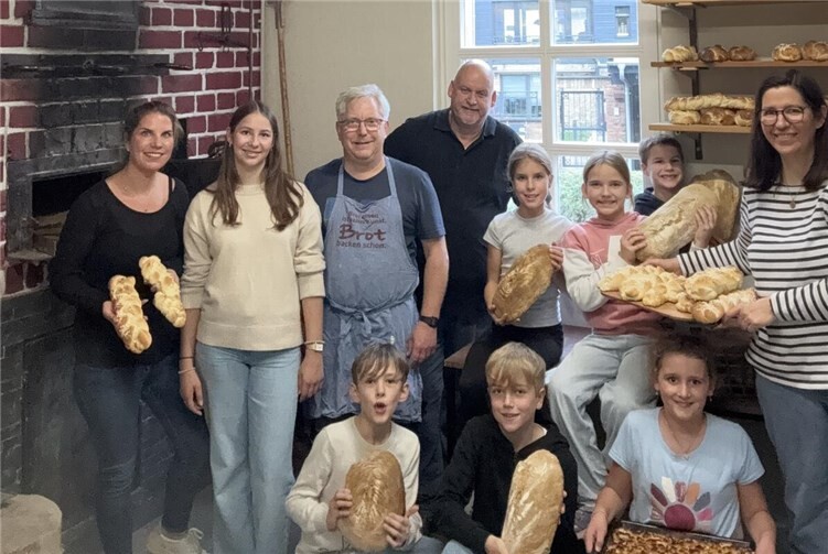 Gemeinsam mit den erfahrenen Backmeistern Klaus Beu und Markus Schimming wurden 30 Brote und 49 Hefezöpfe gebacken. Bis etwa 15 Uhr waren alle Kinder mit Begeisterung und großem Eifer bei der Sache. Foto: privat