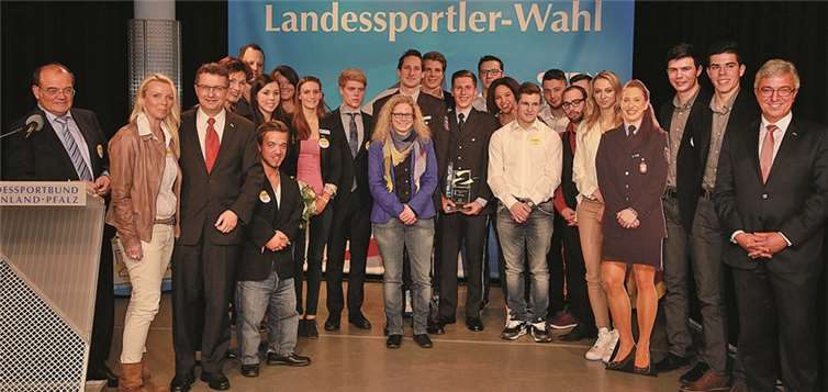 Gemeinsam mit den erfolgreichen Sportlern, Sportlerinnen und Teams freuen sich Werner Schröter (LSB-Vizepräsident Leistungssport (ganz links), Lotto-Geschäftsführer Jürgen Häfner (3.v.l.), LSB-Präsidentin Karin Augustin (4.v.l.) sowie Innenminister Roger Lewentz (ganz rechts) über deren tolle Leistungen im vergangenen Jahr. Landessportbund Rheinland-Pfalz