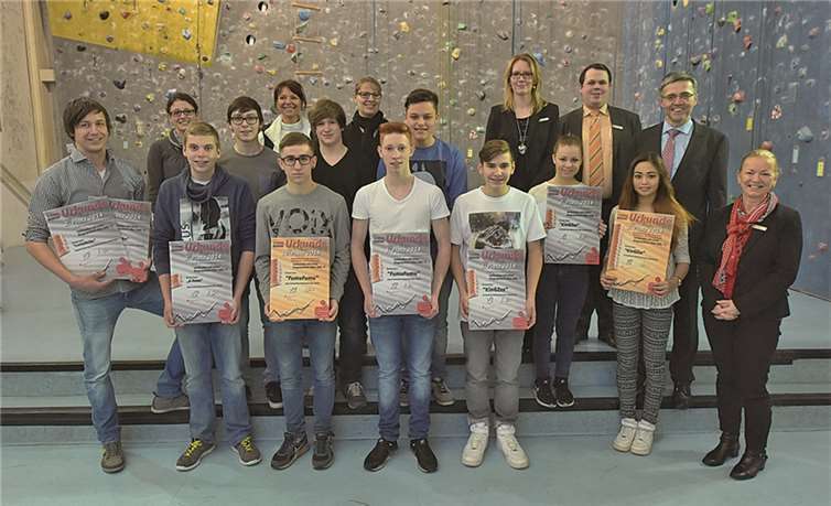 Gemeinsam mit den erfolgreichen Teams freuen sich die betreuenden Lehrer und die Vertreter der Kreissparkasse Mayen. privat