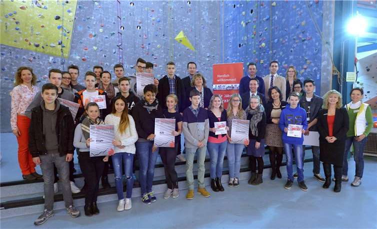 Gemeinsam mit den erfolgreichen Teams freuten sich die betreuenden Lehrer und die Vertreter der Kreissparkasse Mayen über die Erfolge. KSK Mayen