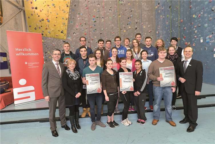 Gemeinsam mit den erfolgreichen Teams freuten sich die betreuenden Lehrer Herr Zimmermann, Realschule plus Mendig und Frau Goldschmidt, Bertha-von-Suttner Gymnasium Andernach (hinten) sowie Karl-Josef Esch, Michaela Schneider und Jochen Siewert von der Kreissparkasse Mayen (vorne).privat